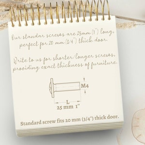 Pode incluir: Um bloco de notas com espiral e encaderna&ccedil;&atilde;o dourada. A p&aacute;gina mostra um diagrama de um parafuso com medidas: 25 mm (1") de comprimento, adequado para uma porta de 20 mm (3/4") de espessura. Texto adicional fornece informa&ccedil;&otilde;es sobre o parafuso.
