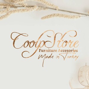 Pode incluir: Logotipo cor de cobre "Coop Store Furniture Accesories Made in Turkey" sobre fundo branco. Plantas secas nos cantos superior esquerdo e inferior direito.
