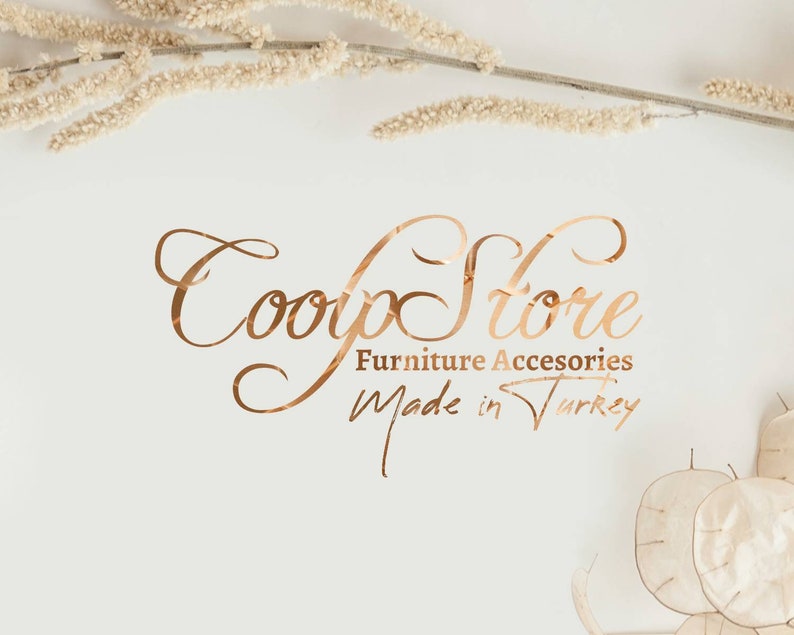 Pode incluir: Logotipo cor de cobre "Coop Store Furniture Accesories Made in Turkey" sobre fundo branco. Plantas secas nos cantos superior esquerdo e inferior direito.