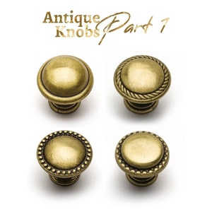 Könnte beinhalten: Vier antike Messing-Schrankknöpfe mit verschiedenen Dekordetails. Die Knöpfe sind rund mit einer erhabenen Mitte und einem dekorativen Rand.