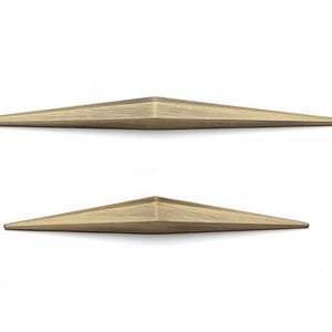 Può includere: Due maniglie per mobili geometriche color bronzo. Ogni maniglia ha un centro triangolare e si assottiglia fino a un punto su ciascuna estremità. Le maniglie sono su uno sfondo bianco.