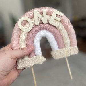 Decoración para tarta, Macramé arcoíris bohemio, Rosa y neutro, Personalizada