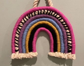 Decoração BOHO || Decoração de parede em macramê arco-íris