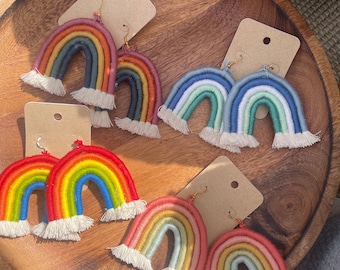 Boucles d'oreilles arc-en-ciel en macramé