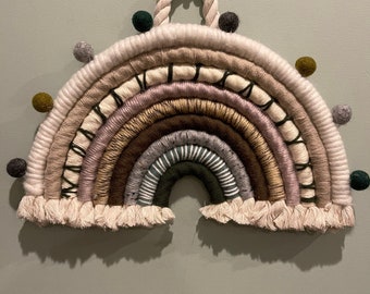 Decoração de parede em macramê arco-íris para berçário
