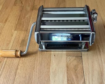 Máquina para hacer pasta Titania vintage de cromo, fabricada en Italia.