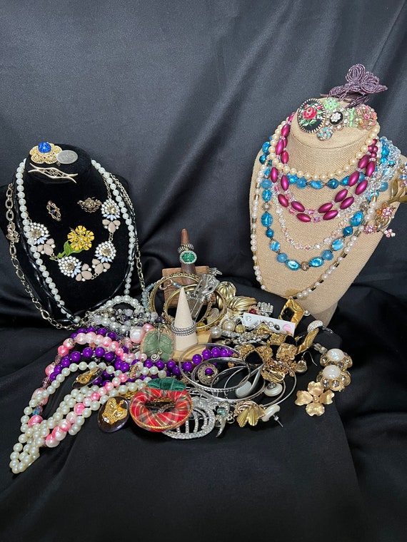 Vintage estate costume jewelry collection  / resel