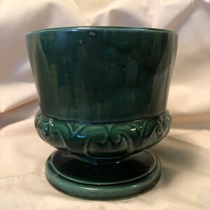Vintage Hull pottery/ceramic planter from the 1930s