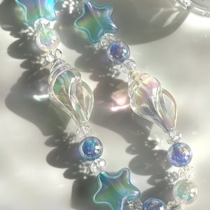 Colgante para móvil Seaside Glow de Reuerie™ – Estrella iridiscente, cuentas de concha – Accesorio costero hecho a mano
