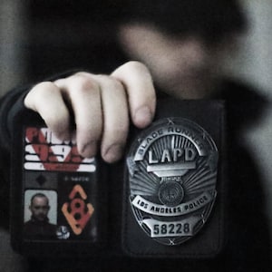 Placa e identificación del Departamento de Policía de Los Ángeles de Blade Runner.