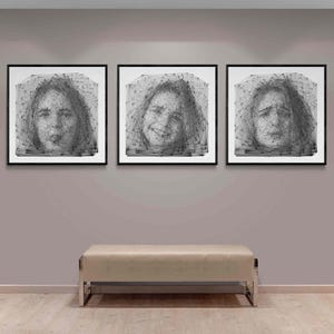 Può includere: Tre stampe incorniciate in nero di arte astratta di linea che rappresentano un viso. Le stampe sono appese a una parete grigio chiaro sopra una panca marrone chiaro.