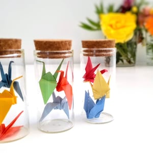 Barattolino di vetro segnaposto con gru origami, bomboniera barattolo piccolo con decorazioni fatte a mano
