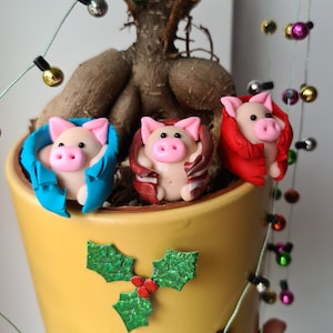 Polymeerklei varken in deken kerstornament, handgemaakte boomdecoratie