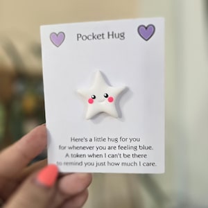 Uno, un abrazo de bolsillo, un detalle. Un regalo para el buzón. Un juguete antiestrés, una roca antiestrés. Kawaii.