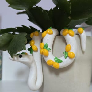 Charmante Schlangen aus Polymer Clay | Blumentopf Dekor | Handgemachter Akzent für Haus & Garten