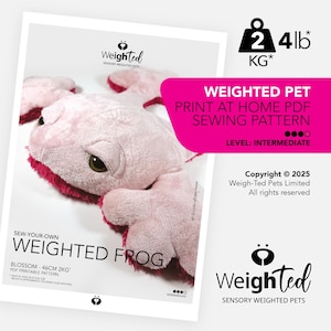Peut inclure: Un jouet en peluche grenouille rose lestée avec une bordure rouge, présenté avec un patron de couture PDF. Le patron indique "Weighted Pet" et "Print at Home PDF Sewing Pattern". La grenouille mesure environ 46 cm et pèse 2 kg.