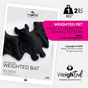 Puede incluir: Un peluche de murciélago negro con peso, de aproximadamente 1 kg, junto a un patrón de costura PDF imprimible. El patrón es de nivel intermedio e incluye el texto "Weighted Pet" y "Print at Home".