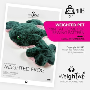 Peut inclure: Un jouet grenouille lestée vert foncé avec des détails roses et des yeux verts. L'image comprend un patron de couture imprimable pour une grenouille de 30 cm, 500g. Le patron est de niveau intermédiaire.