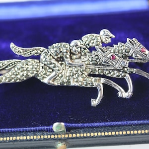 BROCHE DE CARRERAS DE CABALLOS Plata de ley Ojos de rubí Marcasita Estilo vintage