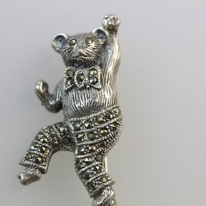 DANSENDE BEER MARCASITE Art Deco Vintage Zilveren Broche