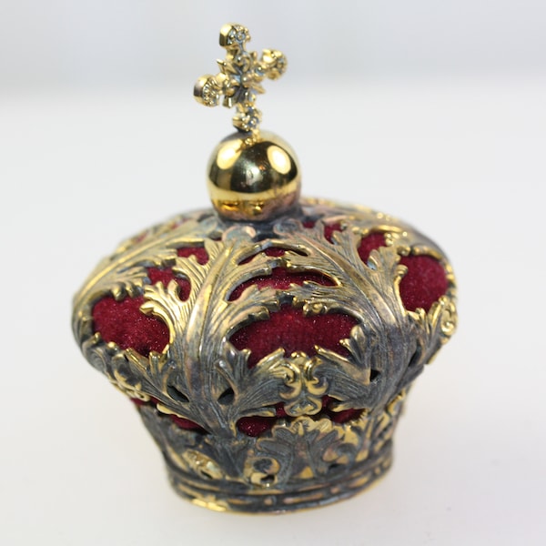 CROWN PIN CUSHION Red Velvet