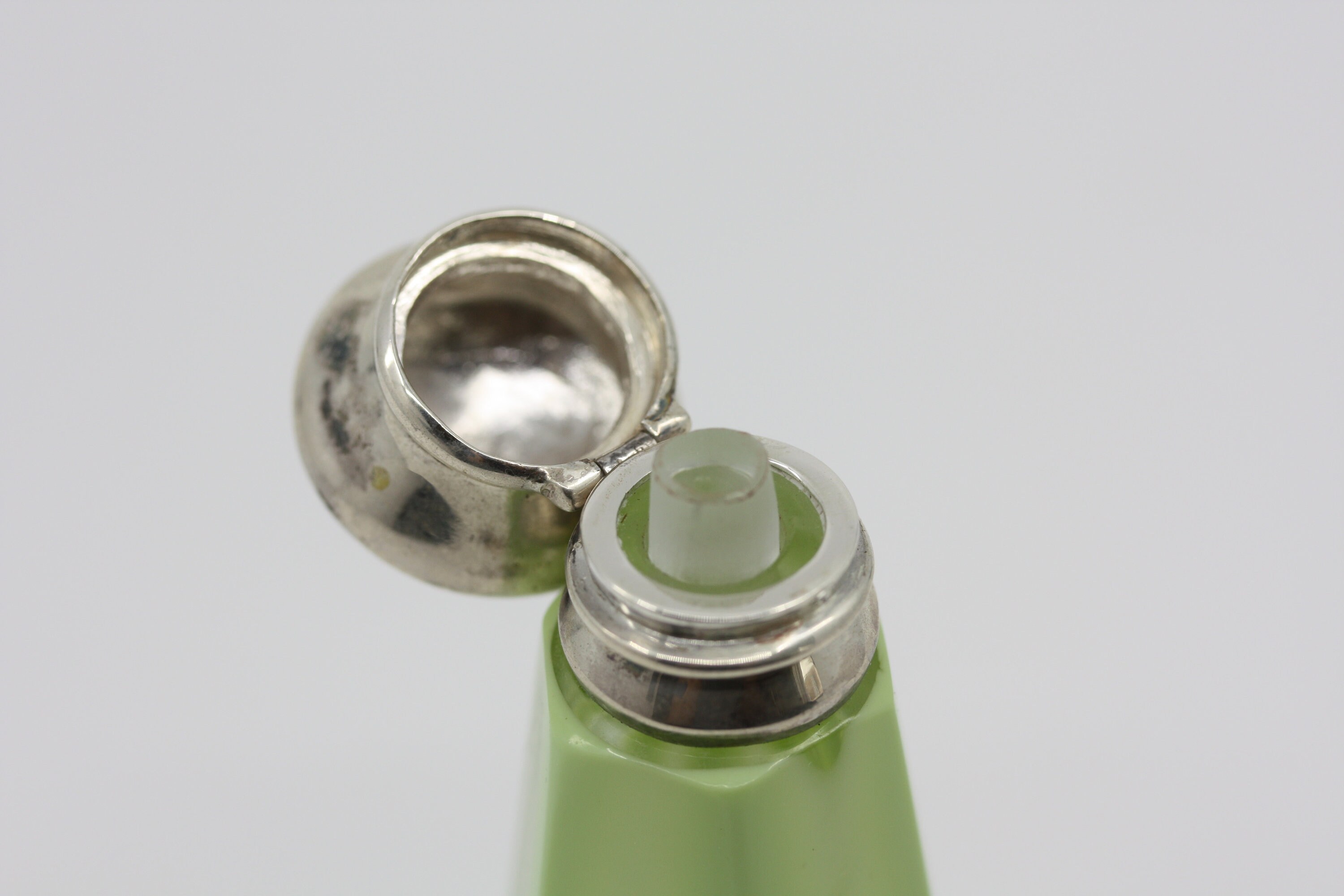 アンティーク アールデコ グリーンガラス 香水瓶：シルバートップ