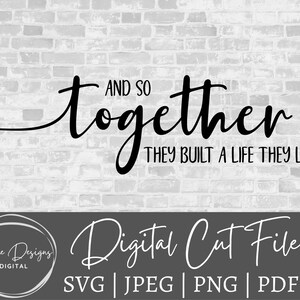 そして、彼らは一緒に、愛した人生を築きます SVG、結婚祝いのカットファイル、ロマンチックなサイン SVG、記念日 SVG、新しい家 SVG、クリカット用 SVG
