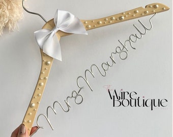 Pearl bridal hanger, personalised dress hanger, pearl wedding decor, wire, gift for bride, custom, bridal party, white bead, bridesmaid gift