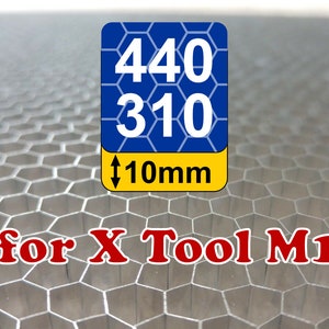Può includere: Primo piano di un pannello di alluminio a nido d'ape con un'etichetta blu e gialla che recita "440 310 10mm" e il testo "for X Tool M1".