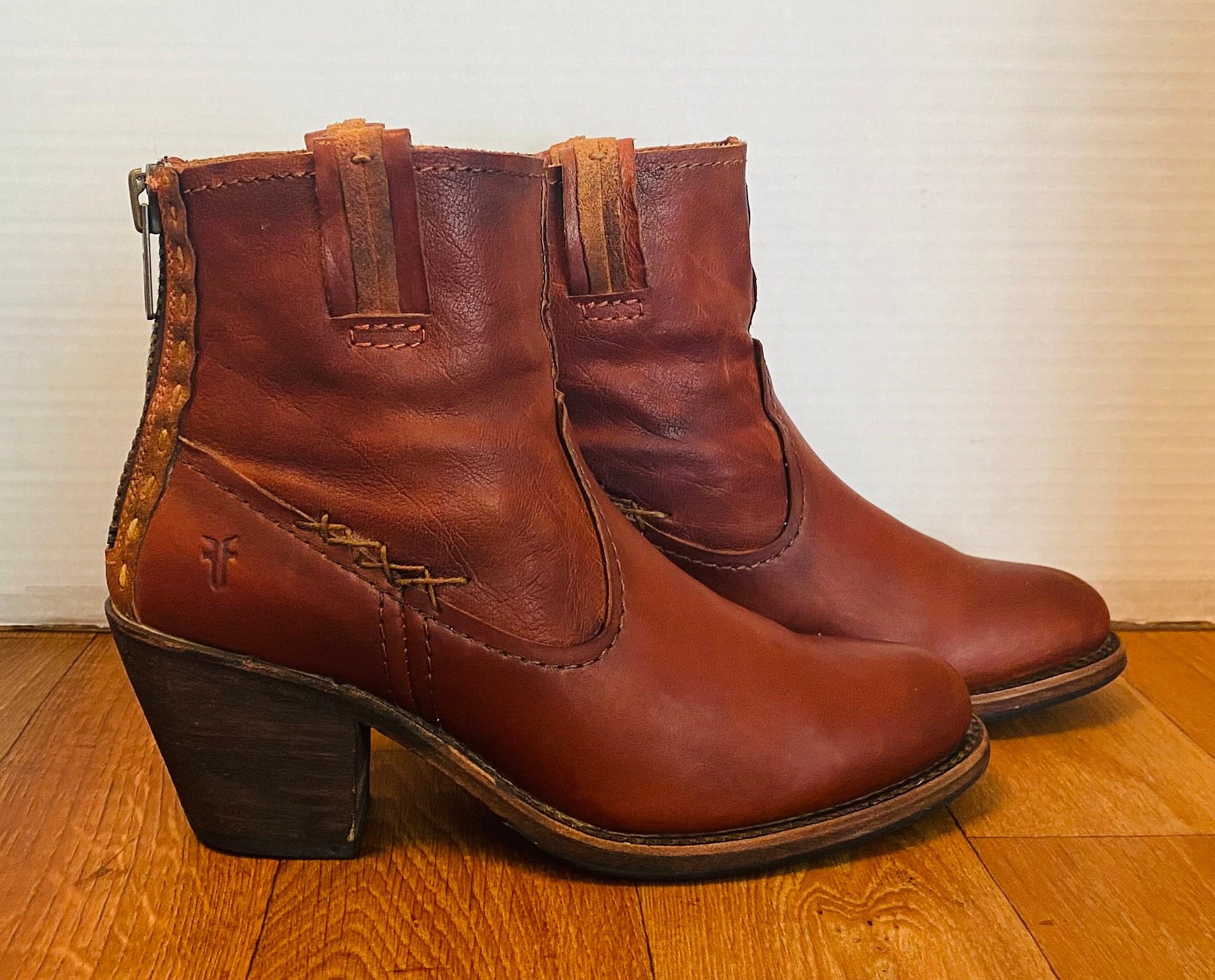 Frye LESLIE Artisan Womens Cognac Leather Back Zip Boots 8 B