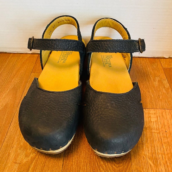 El Naturalista Womens Navy Pebbled Leather Yggdrasil Wood Clogs. 11 / 42 .