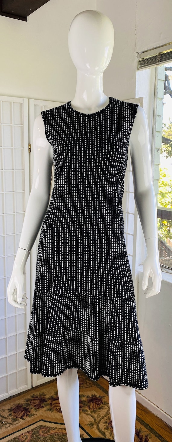 NWT, St John knit key hole back dress, 8.