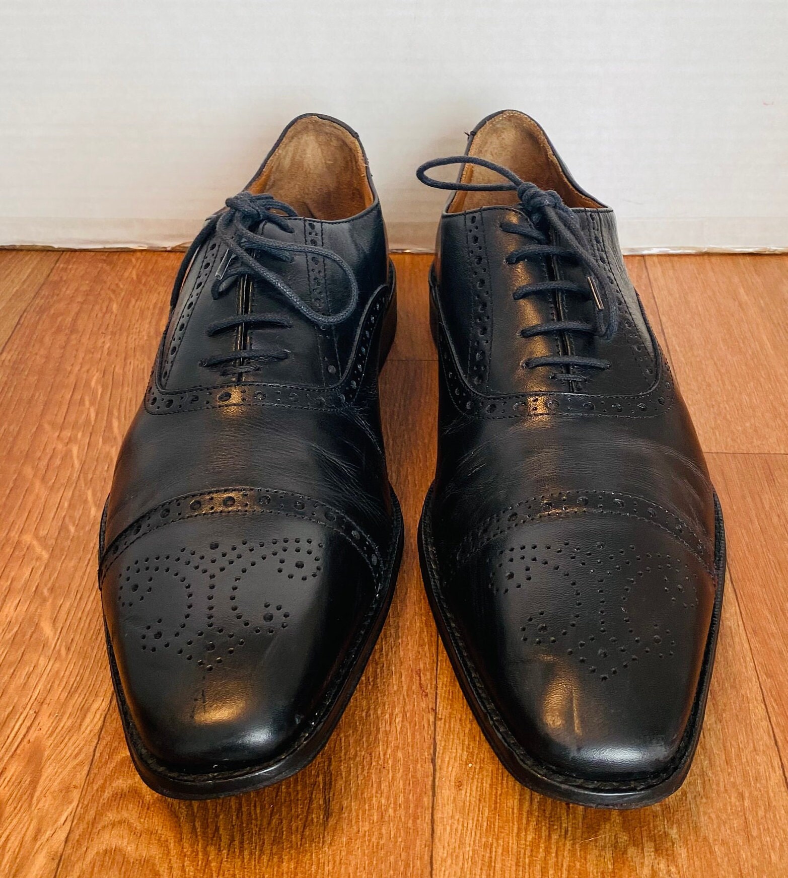 Saks Fifth Avenue Italy, Mens Black Medallion Oxfords Shoes 