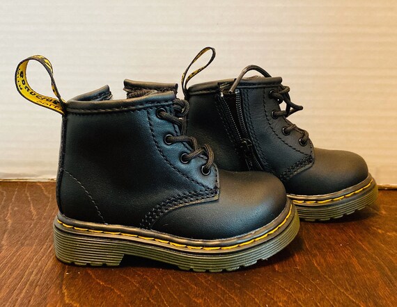 NWB Botas negras Dr. Martens Nino 5 anos. Etsy Espana