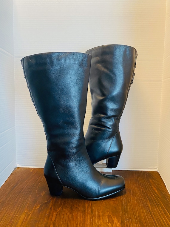NWOB, Womens black leather boots 9.5 W.