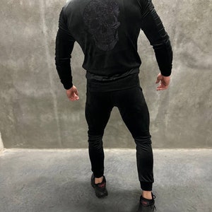 男性用黒のベロア トラックスーツ、お揃いのラウンジウェア パンツとジャンパー、高級スカル トラックスーツ、ヴィンテージ ベロア トラックスーツ ワークアウト セット