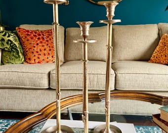 Juego de 3 portavelas altos de latón con cuerda y borla.