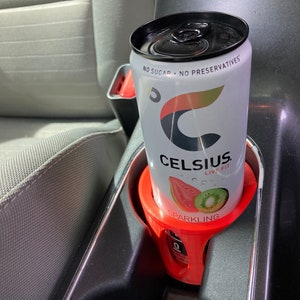 Adaptador para porta-copos de carro • Serve para latas de bebidas energéticas e refrigerantes de 12 e 7,5 OZ • Suporte para bebidas energéticas • Serve para a maioria das latas de 12 Oz • Serve para a maioria dos veículos