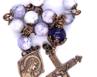 Terço Nossa Senhora de Lourdes: Ametista e Howlita, Bronze, Uma Dezena, Dez Libras - ImmaculateRose