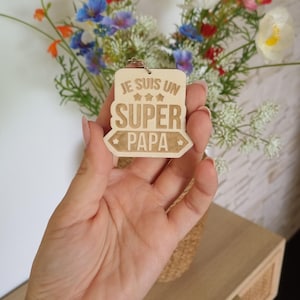 Un petit objet, un grand souvenir : le porte-clé en bois personnalisé pour la fête des pères - fête des papas