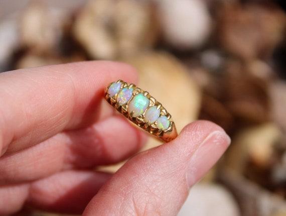 Antique graduated opal ring, 18ct gold, UK size O… - image 4