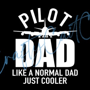 Puede incluir: Texto blanco sobre fondo negro que dice "Pilot Dad Like a Normal Dad Just Cooler". Una silueta blanca de un avión está centrada sobre el texto.