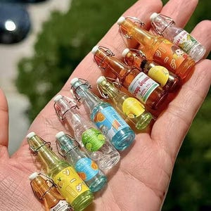 2 teile / satz 1:6 Puppenhaus miniatur minisimulation schnalle flasche / kaltwasser getränkeflasche / erdbeermarmelade modell / bjdob11blythe spielzeugzubehör