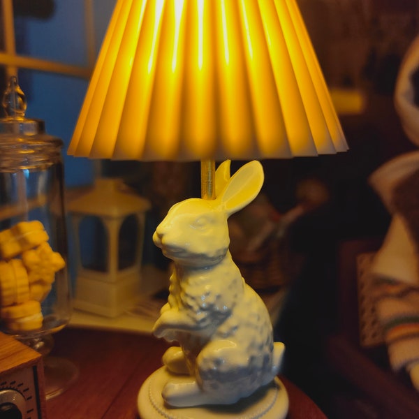 Fait à la main 1:6 Dollhouse miniature mini simulation Français vintage Rabbit Lampe de table plissée/bjd ob11 blythe Accessoires d'ameublement