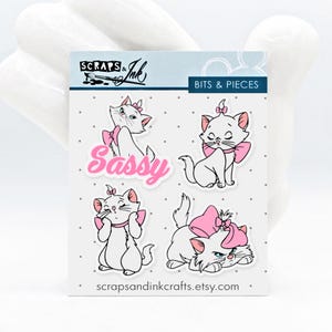 SASSY MARIE ディズニーテーマのクラフト、スクラップブック、カード、ヘアアクセサリー、ギフト、ホームデコレーション用のアクリル装飾品 4 個セット - 40949