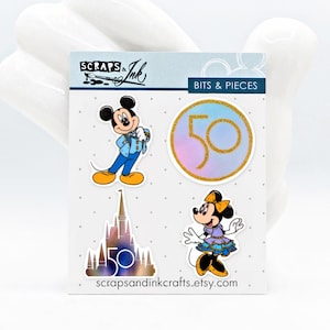 50 ANIVERSARIO Juego de 4 adornos acrílicos para manualidades, álbumes de recortes, tarjetas, accesorios para el cabello, regalos/decoración del hogar con temática de Disney- 40911