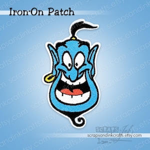 Può includere: Una toppa blu ricamata da stirare raffigurante un genio dei cartoni animati con un ampio sorriso. Il genio ha grandi occhi bianchi, un pizzetto nero e un orecchino giallo. Il testo "Iron-On Patch" è in alto.