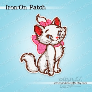 Pode incluir: Um patch bordado para passar a ferro com um gato branco com um laço rosa e detalhes vermelhos. O gato está sentado, com um contorno castanho. O texto "Iron-On Patch" está no topo. O URL da loja Etsy está na parte inferior.