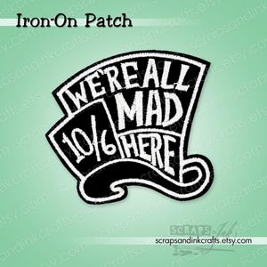 WE'RE All MAD Hatter Hat geborduurde opstrijkpatch voor Alice in Wonderland Knutselen, kleding, tassen, hoeden, woondecoratie- 70283