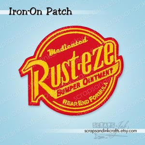 Pode incluir: Patch bordado termocolante vermelho e amarelo com o texto "Rusteze Bumper Ointment Rear End Formula". O patch circular tem uma borda amarela e é adequado para roupas ou acessórios.